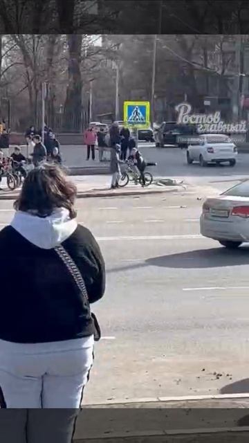 НА ВЫСОКИХ СКОРОСТЯХ: байкер на полном ходу протаранил припаркованный автомобиль около Аллеи Роз.