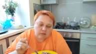 Мукбанг У КОГО-ТО СЕГОДНЯ СЛИПНЕТСЯ! Гречка с сарделькой и пирог с малиной!
