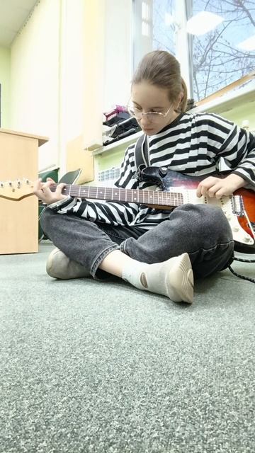 в джазовом оркестре на электро гитаре играю 🎸 🥺❤️