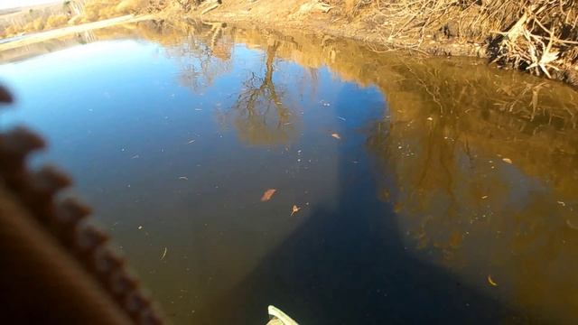 Рыбалка поисковым магнитом на реке Бикин. Есть ещё метал в реке.