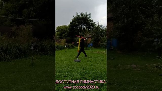 Упражнения с мягким мечом Тямбара на макиваре в деревне