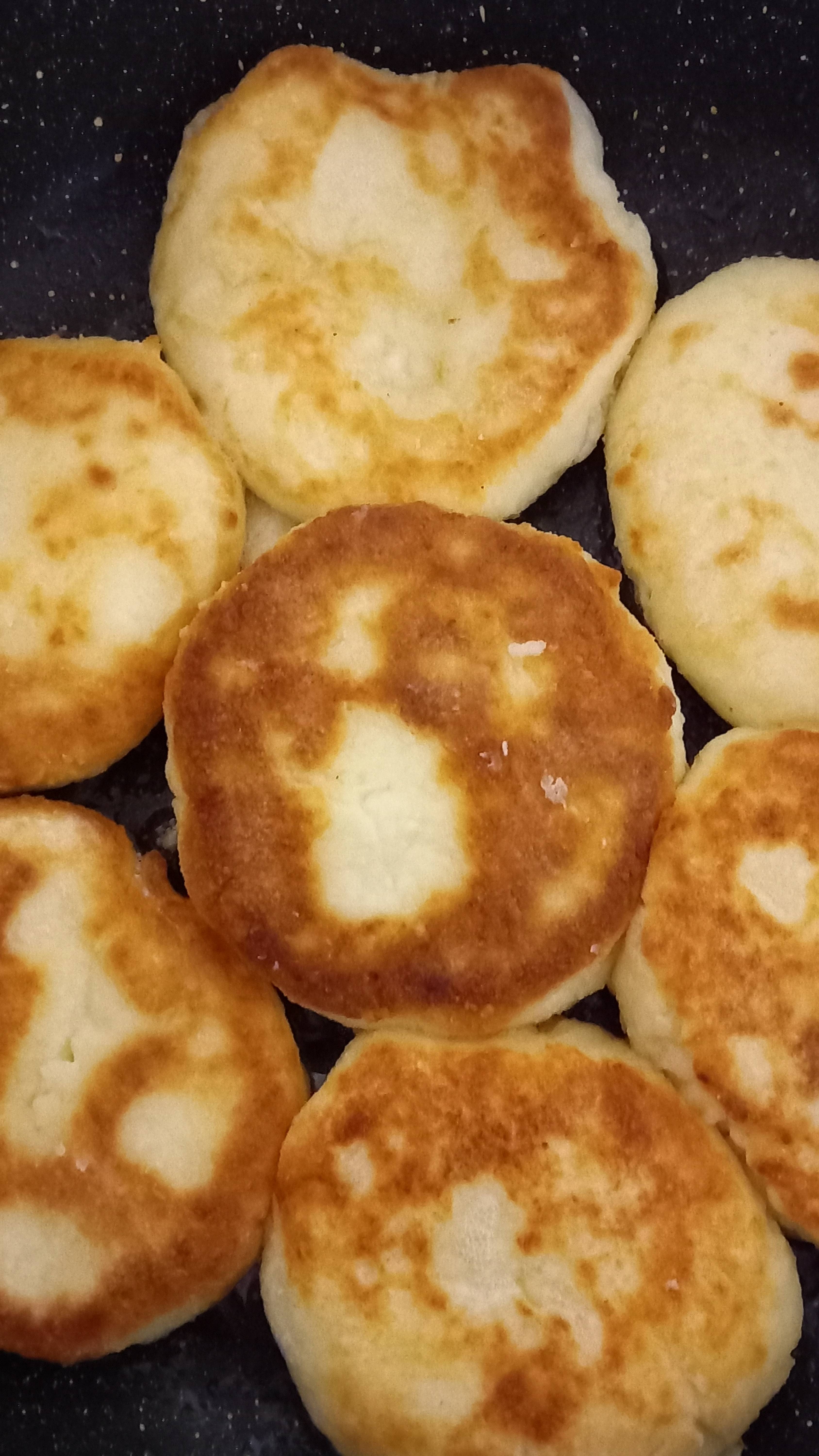 Пеку сырники)