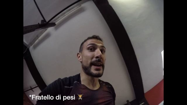 Eseguo il Circuito Crossfit Angie e aiuto un "fratello di pesi" facendogli da spotter 💪🏻