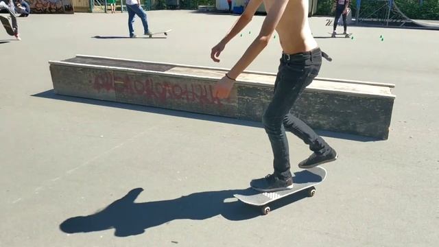 в скейт-парке с самокатерами. Ненавижу varial heelflip.