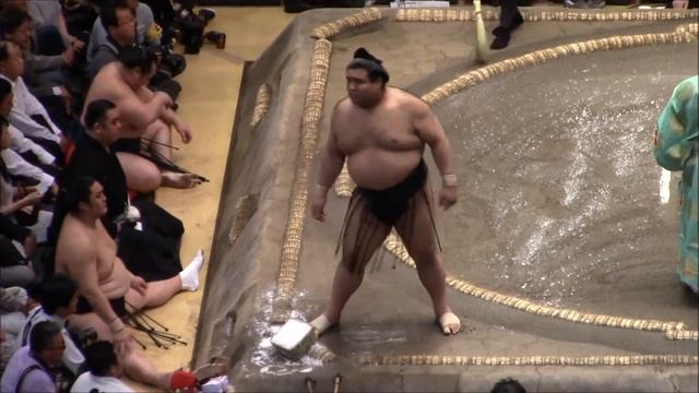 Ryuden VS. Takayasu - Grand Sumo Tournament May 21, 2019 - Day 10 Kokugikan (Tokyo)