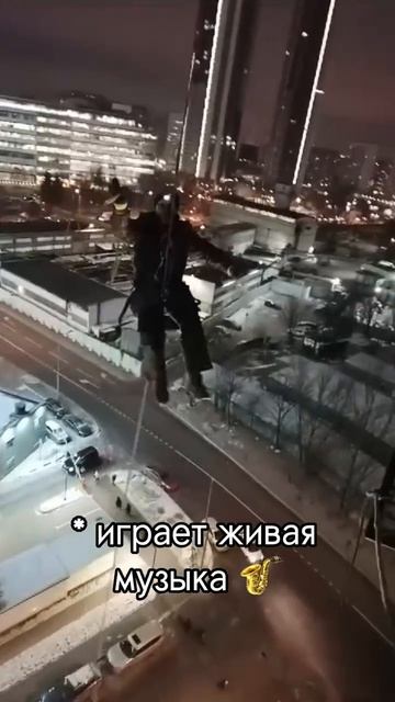 Работал альпинист. Вывешивал наружный блок на фасадной части здания.  Проводил пусконаладку. 

#hvac