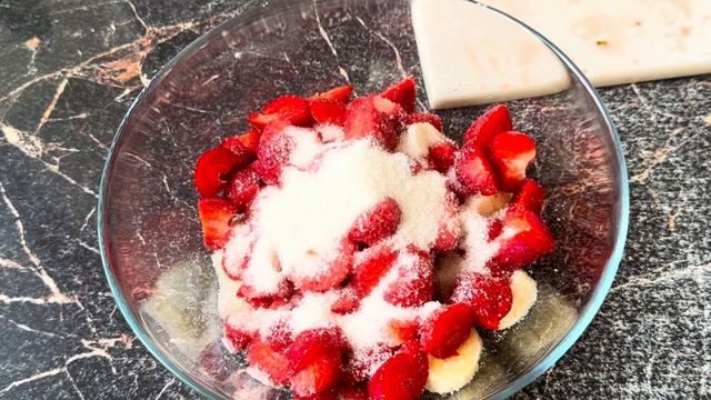 Молочный коктейль с бананом и клубникой.