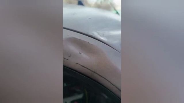 ❗️Глыба льда упала на машину в Абакане

Кусок свалился с крыши и сильно повредил лобовое и капот.