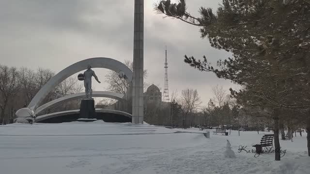Памятник Гагарину в Караганде.