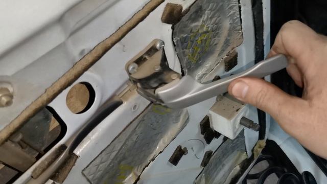 КАК СНЯТЬ ОБШИВКУ ДВЕРИ НА ПРИОРЕ. УСТРАНЕНИЕ СКРИПА ПРИ ОТКРЫВАНИИ. ОБШИВКА ДВЕРЕЙ ПРИОРА.