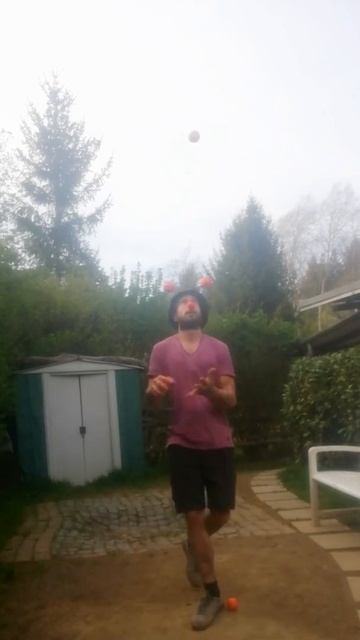 4 ball shower. Juggling