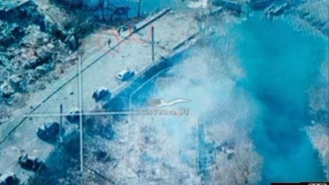 🇺🇦🏃♂➡️🏴☠После разгрома колонны техники - боевики ВСУ бегут через подорванный мост в Судже!