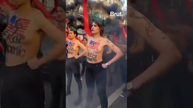 В Париже прошел марш неонацистов,бессовестные бабы разделись,как это делают украинки и трясут сисями