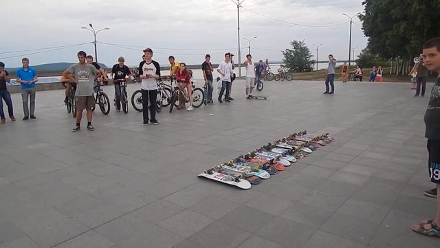 Олли через 15 скейтбордов \ Ollie over 15 skateboards