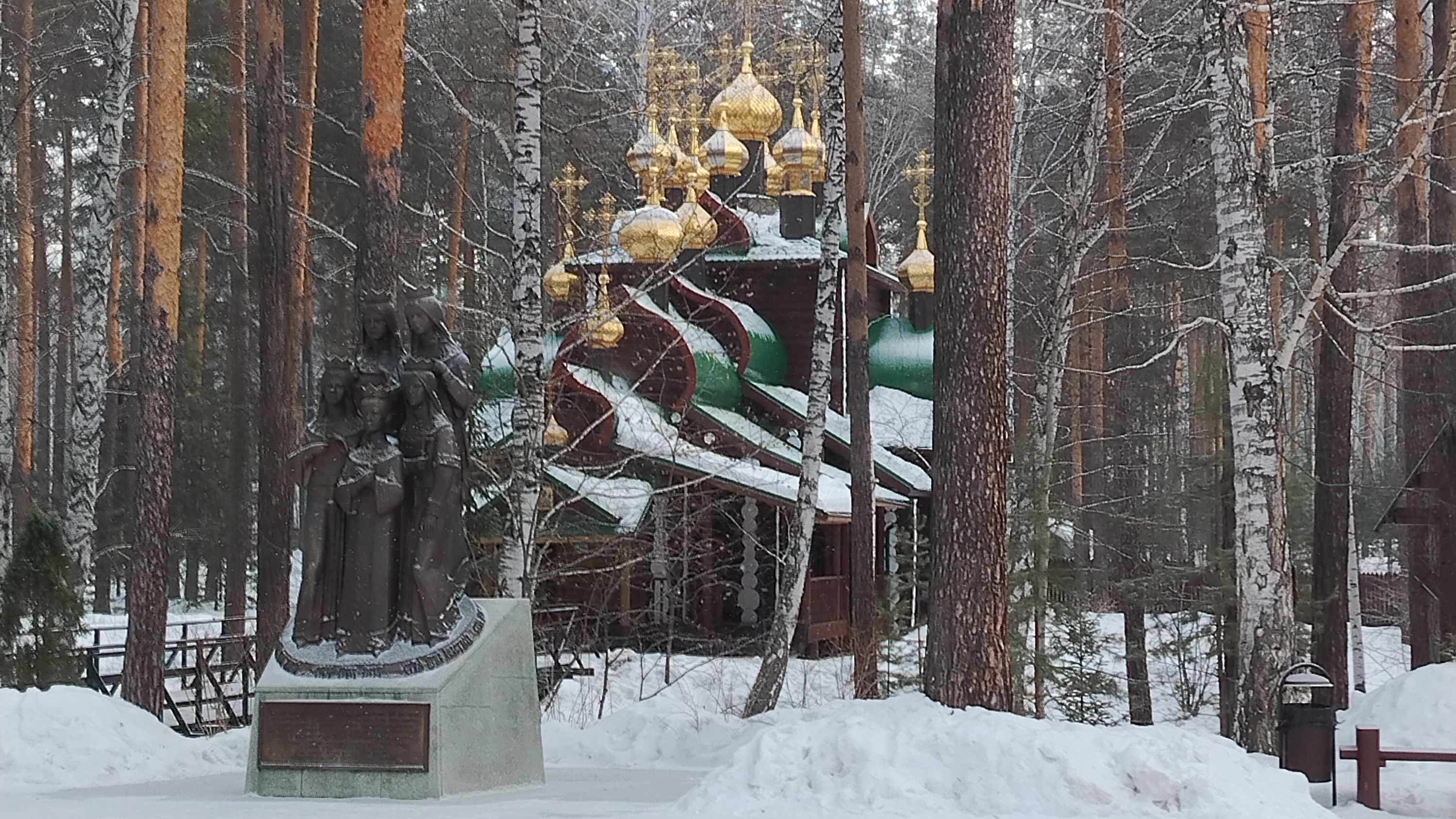 Монастырская трапезная и церковная лавка мужского монастыря