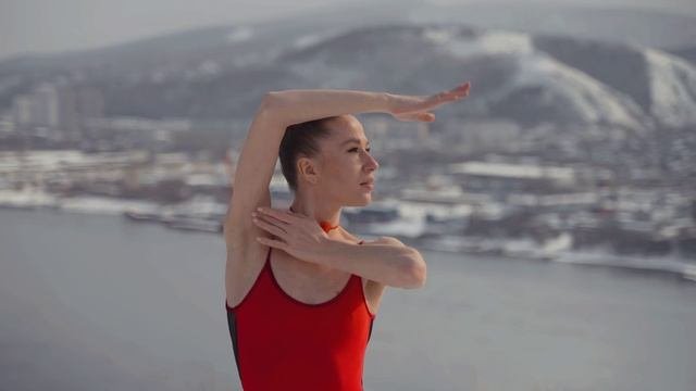 Балерина станцевала на краю обрыва в Академгородке под аккомпанемент фортепиано