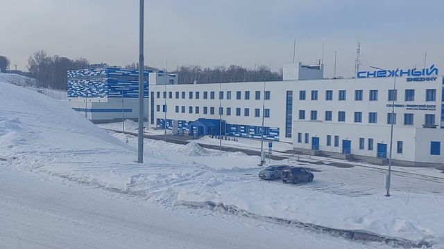 Ратрактор и строители горных склонов подготавливает трассу под  соревнования. 09.03.25 Красноярск.