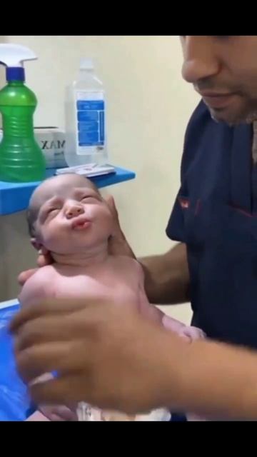 почему новорожденным ребенком так делают?...