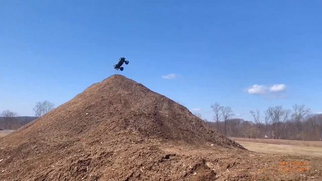 Losi 8ight takes flight. It was a great bash day and jump fest 👍👍👍👍