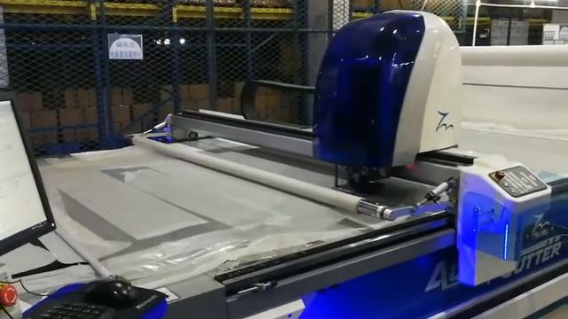 new model    cnc cutting machine working on composite foam