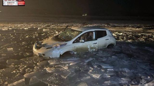 😨 Собаку спасли из машины, уходящей под лед Байкала в Иркутской области.