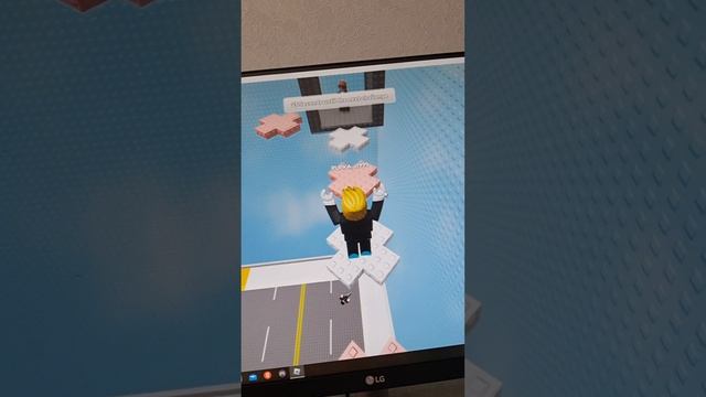играю в роблокс, и прохожу паркур!!!