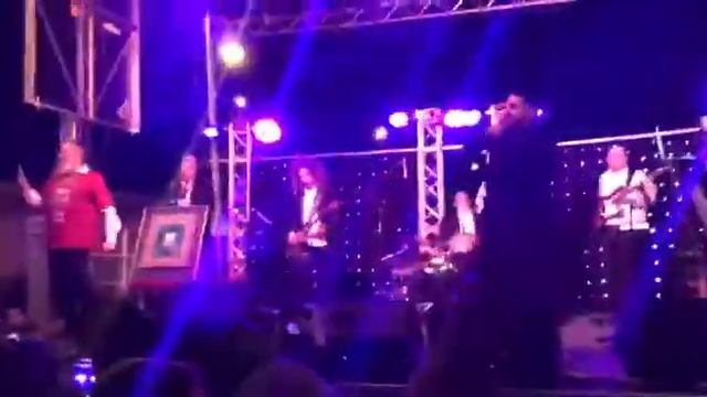 Watch Gad Elbaz Hashem Melech Live At A Concert.