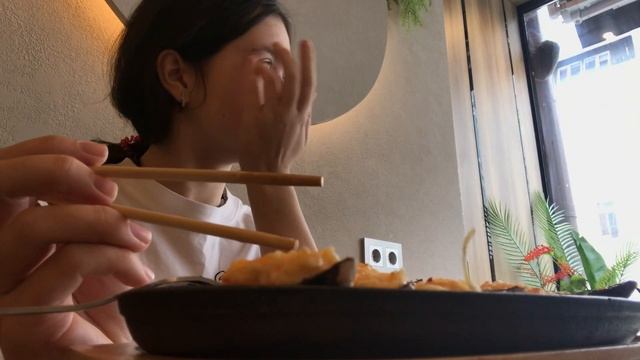 ВПЕРВЫЕ ПРОБУЮ МИДИИ И ЕМ ВКУСНЫЙ САЛАТ (ОНА ПЫТАЛАСЬ...) / МОСКВА / NICEPRICECAFE