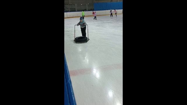 Будущий хоккеист Омского Авангарда первый раз на коньках