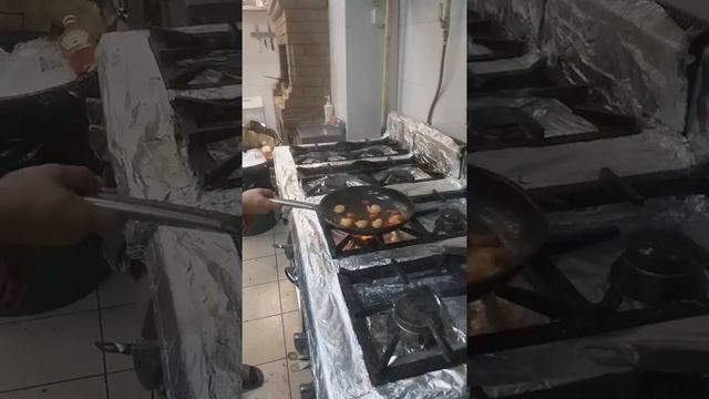 Жареная креветки с помидорами. Fried shrimp with tomatoes.