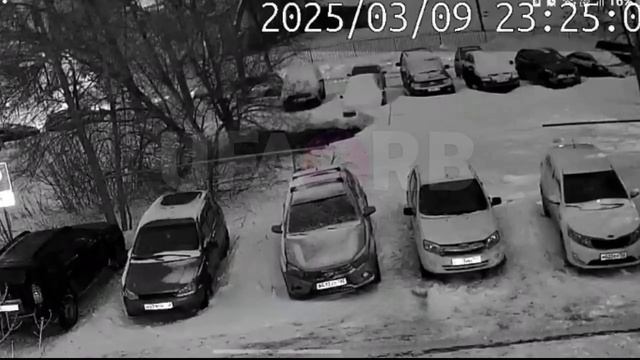 В Уфе вновь обрушился грунт — легковой автомобиль провалился под землю.  По словам местных жителей,