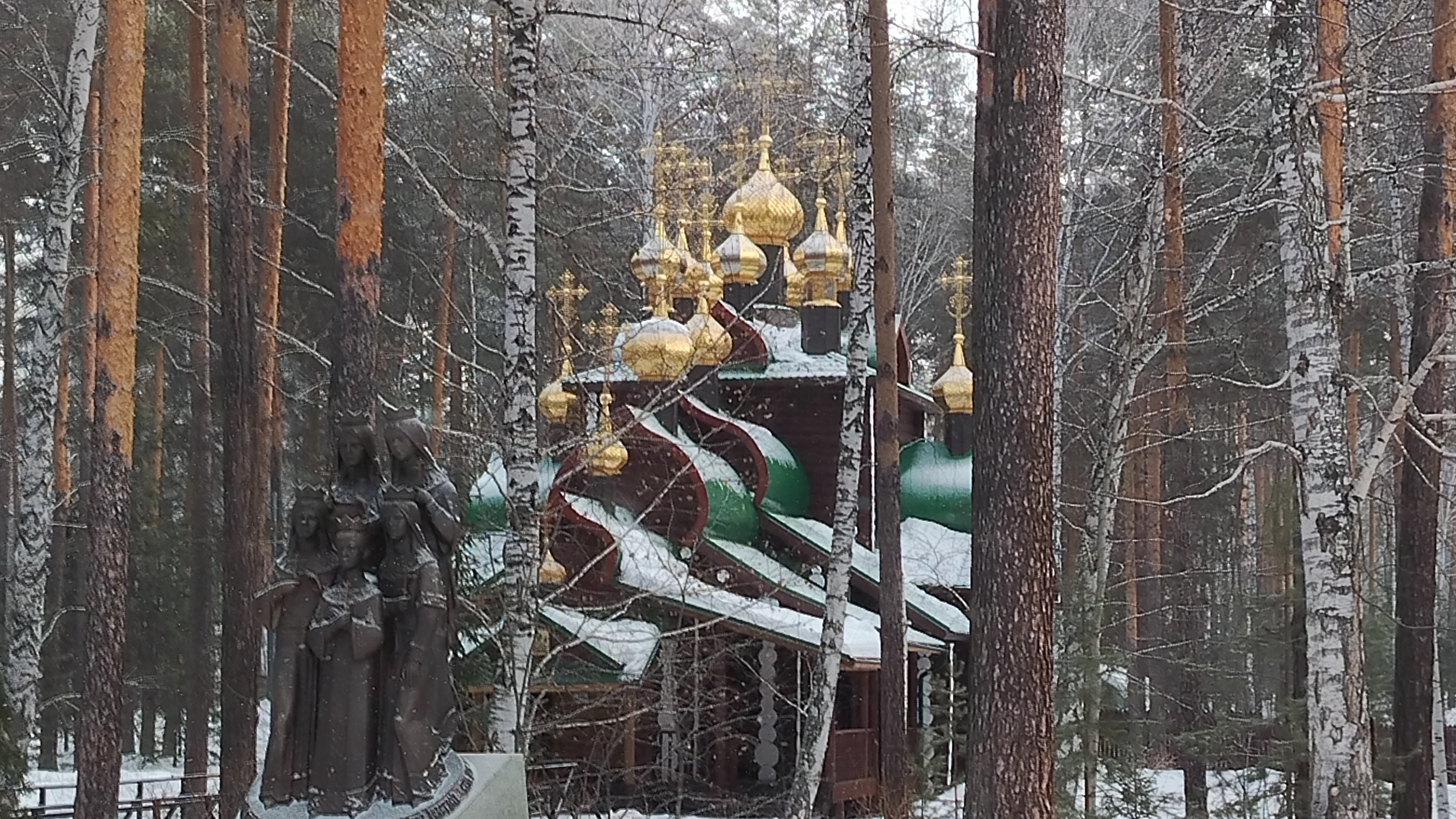 Экскурсия с экскурсоводом по монастырю 
святых Царственных Страстотепцев