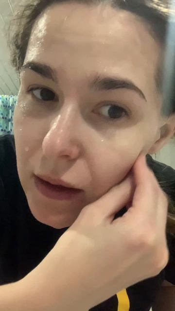 Обтирание лица льдом