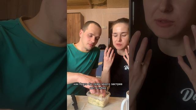 Пробуем кунжутную халву с фисташкой