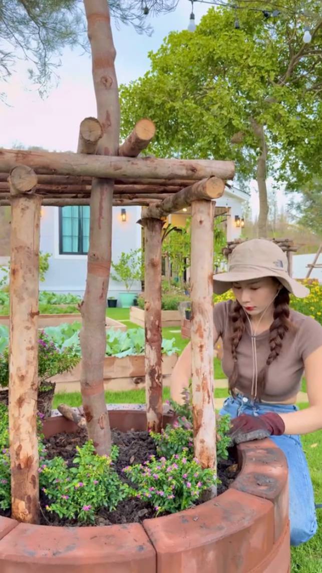 🌿Нелегкий труд хрупкой девушки! #shorts #garden #советы