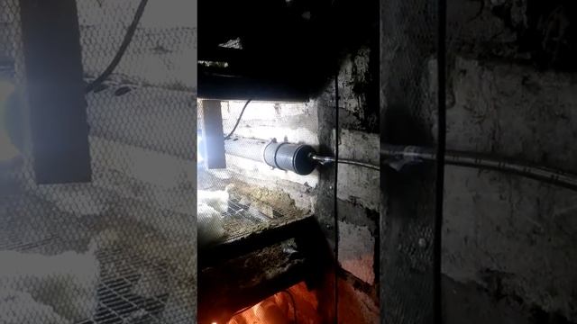 Клетка и автоматические поилки для бройлеров