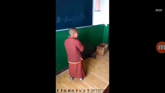 Китаец решает пример возле доски !)