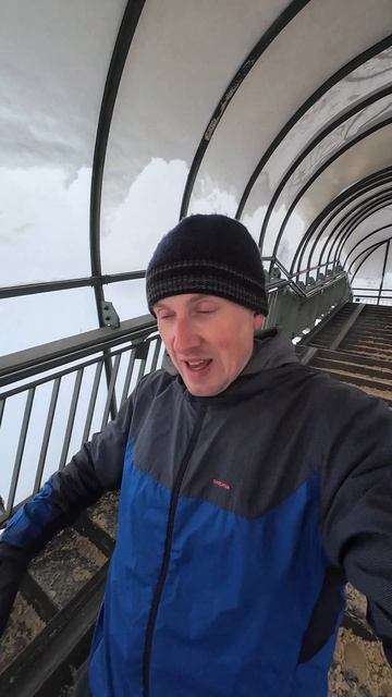 Гладкий металл со снегом это нечто