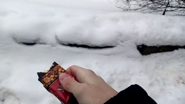 Ем конфету ртом