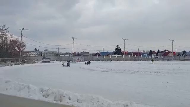 Гонки на колясычах по льду.
Красноярск 8 марта 2025