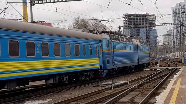 ЧС8-075 с поездом Сумы-Винница. Киев-Пасс