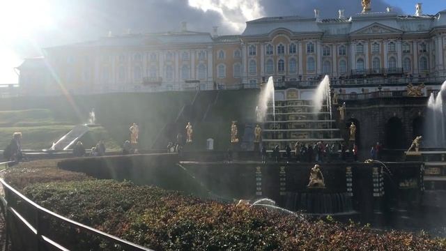 СМОТРЮ ФОНТАНЫ В ПЕТЕРГОФЕ // ДЕНЬ 2 Ч.1