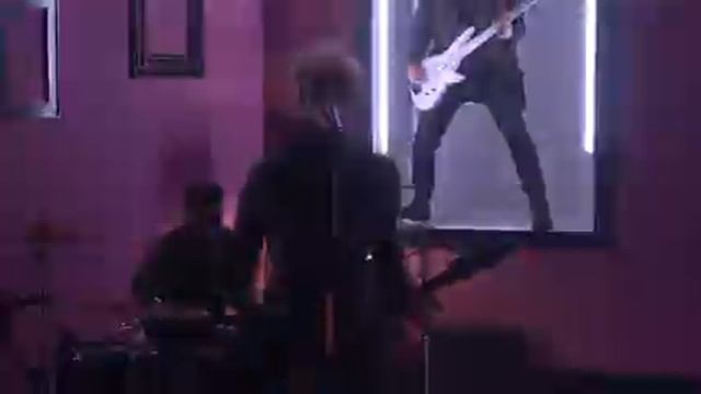 Machine gun Kelly feat Willow - Emo Girl (late late show) Live
