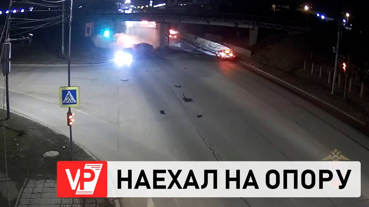 В ВОЛГОГРАДЕ ПОСЛЕ НАЕЗДА НА СТОЛБ ПОГИБ ВОДИТЕЛЬ