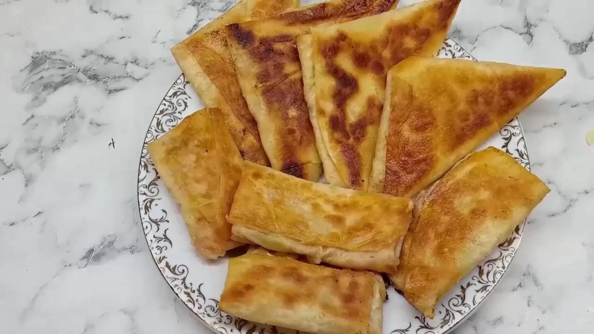 Вкусная горячая закуска из лаваша, сосиски и сыра. Быстро и вкусно.