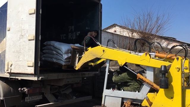 Минипогрузчик UNC-060 грузит по 670кг в МАЗ