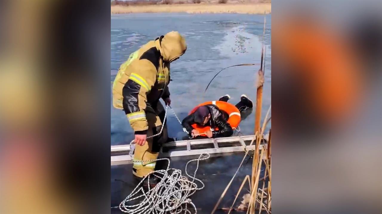 Сотрудники МЧС спасли тонущего рыбака в Макеевке в ДНР: видео