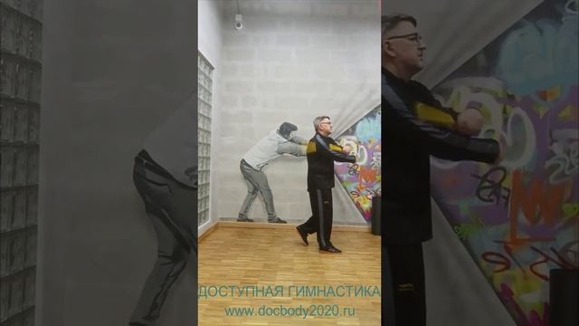 Упражнения с тренировочными нунчаку в студии (8)