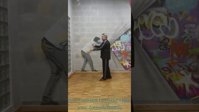 Упражнения с тренировочными нунчаку в студии (16)