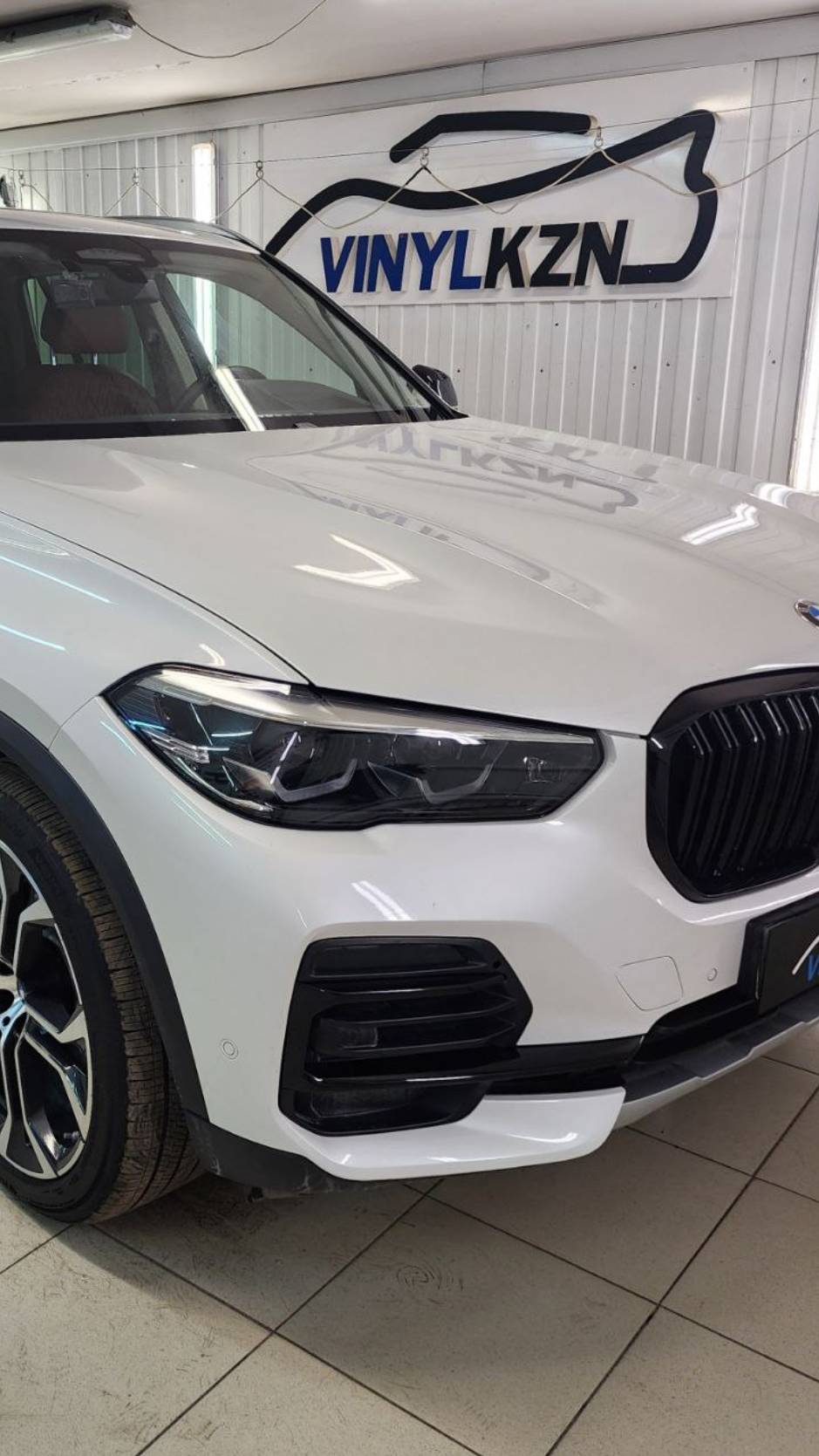 BMW X5 G05 - забронировали прозрачной полиуретановой плёнкой капот и фары, сделали антихром